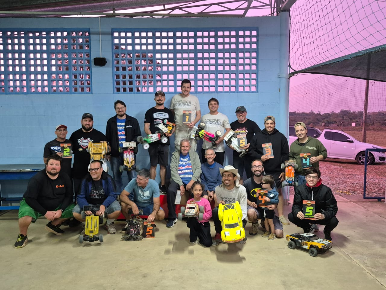 Pilotos no box durante evento